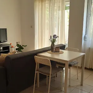 Apartment Cozy Flat Close To The Airport/port And Center, Nea Alikarnassos